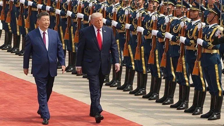 trump-si-zirvesinde-guvenlik-krizi-cinli-yetkililer-abd-gizli-servis-ajanini-engelledi-1778790582033.jpeg ABD basını yazdı: Trump-Şi zirvesinde arbede ve güvenlik krizi-9