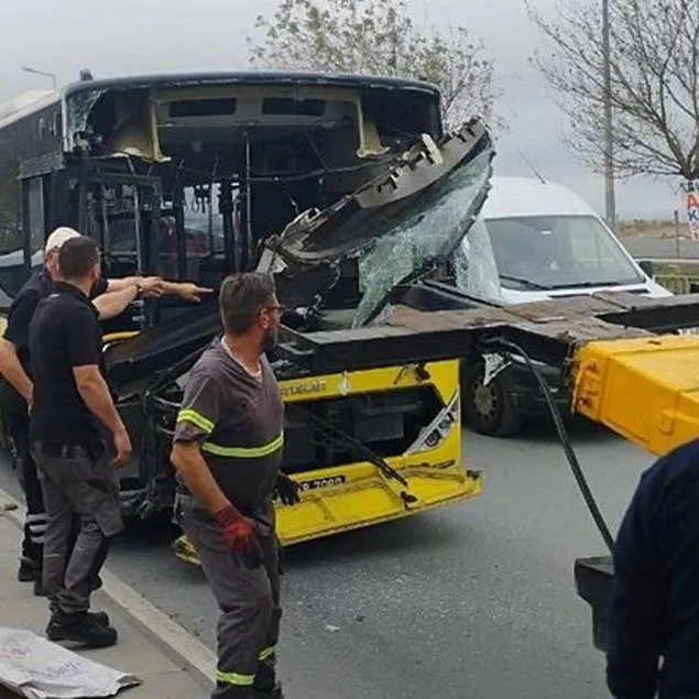İki İETT kafa kafaya çarpıştı