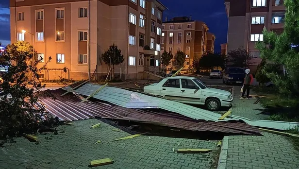 Şiddetli rüzgar nedeniyle uçan çatı korku dolu anlar yarattı-4