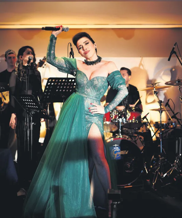 sahne-samarin-1641151511458.jpg Aşka geldiler! Özcan Deniz İranlı sevgilisi Samar Dadgar'a bakarak şarkılarını seslendirdi.-11