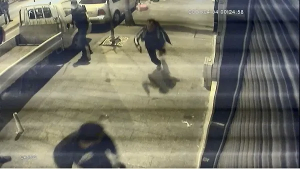 istanbulda-dehset-anlari-doner-bicagiyla-saldiran-genci-tabancayla-vurdu-1617780709702.jpg İstanbul'da dehşet anları! Döner bıçağıyla saldıran genci tabancayla vurdu-2