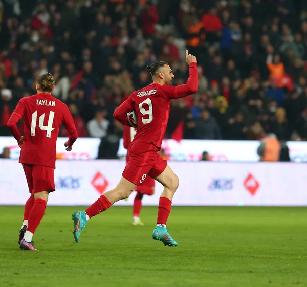 a-milli-takimda-serdar-dursun-ruzgari-esiyor-yildiz-forvet-7-golle-ben-buradayim-diyor-1655014993548.jpg A Milli Takım'da Serdar Dursun rüzgarı esiyor! Yıldız forvet 7 golle 'Ben buradayım' diyor...-6