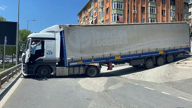 Üsküdar'da feci kaza! TIR bariyere çarptı yol trafiğe kapandı!-1