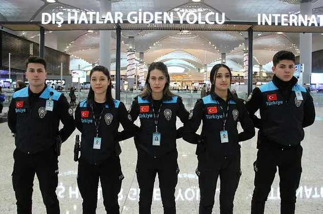 Pasaport polisleri yeni kıyafetlerini giydi