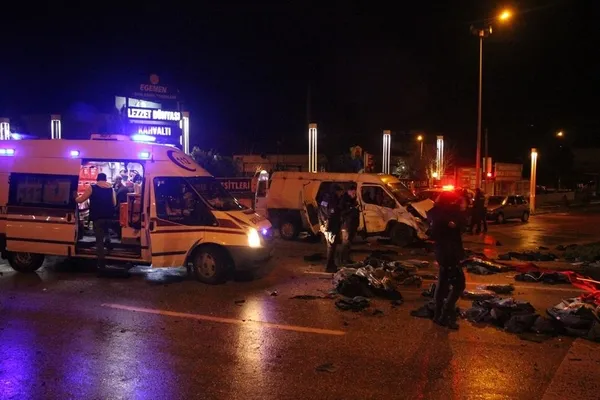 manisa-kulada-otomobil-ile-hafif-ticari-arac-carpisti-motor-yola-savruldu-1646797195473.jpg Manisa Kula'da otomobil ile hafif ticari araç çarpıştı! Motor yola savruldu-9