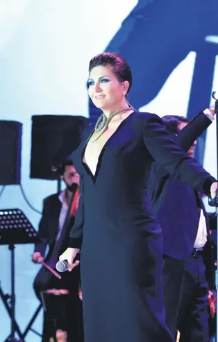 Sibel Can'ın sahnede taktığı lüks takıların fiyatı dudak uçuklattı! Sahnede servet var