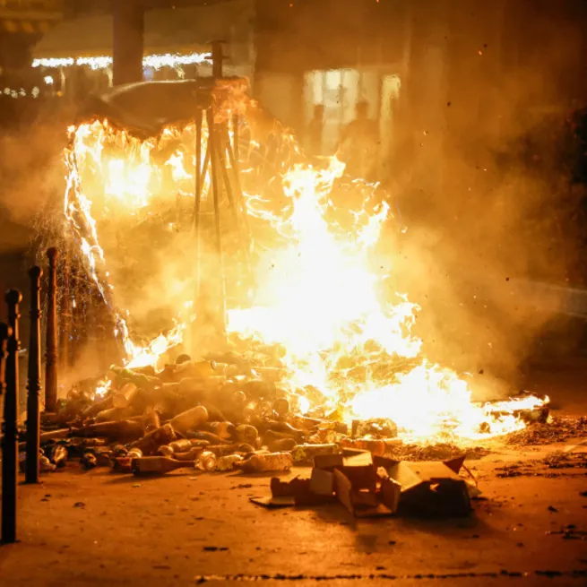 Fransada sokak alevleri büyüyor! Mağazalar yağmalandı! OHAL adımı... Seyahat uyarısı! İki ülkeye daha sıçradı! Macrondan flaş karar