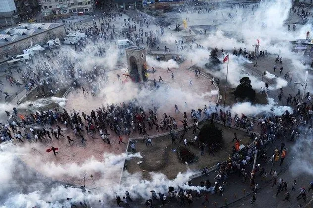 Tetikçi medya yeni Gezi kalkışmasının hayalini kuruyor! Kapatılan Taraf gazetesi yazarı Ayşe Hür'den sokağa çıkma çağrısı