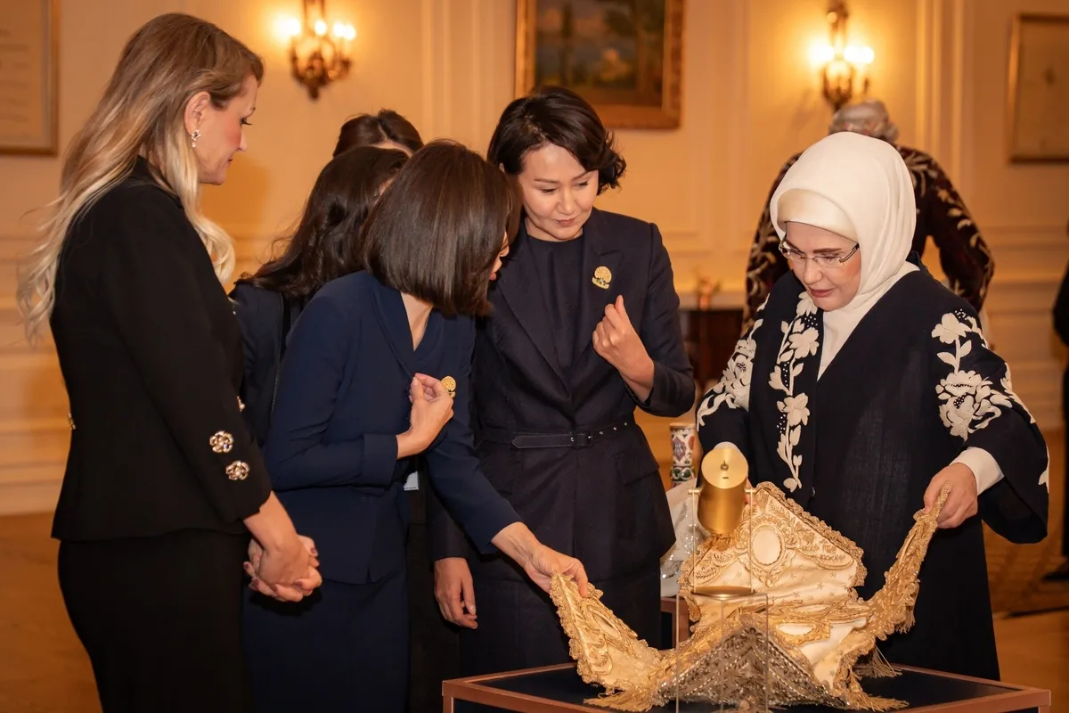 1793369718478.jpeg Emine Erdoğan lider eşlerini Ankara'da ağırladı: Aile ve Kadın Konseyi toplantısının ardından kültürel miras sergisi gezildi-9