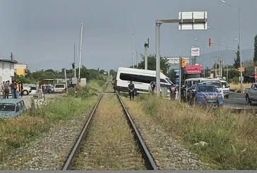 Motosiklete tren çarptı