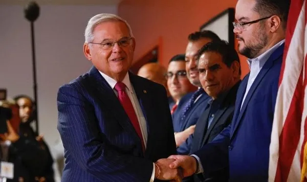 turkiye-karsitligiyla-biliniyor-rusvetle-suclanan-bob-menendez-bu-sefer-fena-terledi-sorulari-beklemeden-salon-1695672968948.jpeg Türkiye karşıtlığıyla biliniyor! Rüşvetle suçlanan Bob Menendez bu sefer fena terledi: Soruları beklemeden salonu terk etti-12