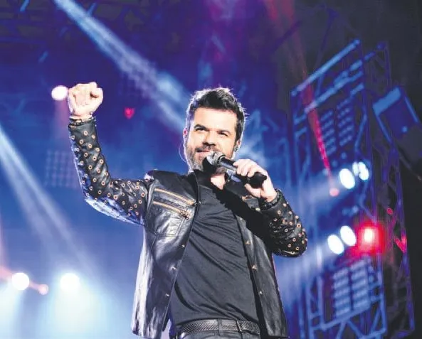 Çocuklar için ceketini verdi