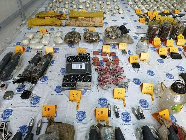 Diyarbakır'da PKK'ya eşzamanlı operasyon! Yüklü miktarda silah ve mühimmat ele geçirildi-1