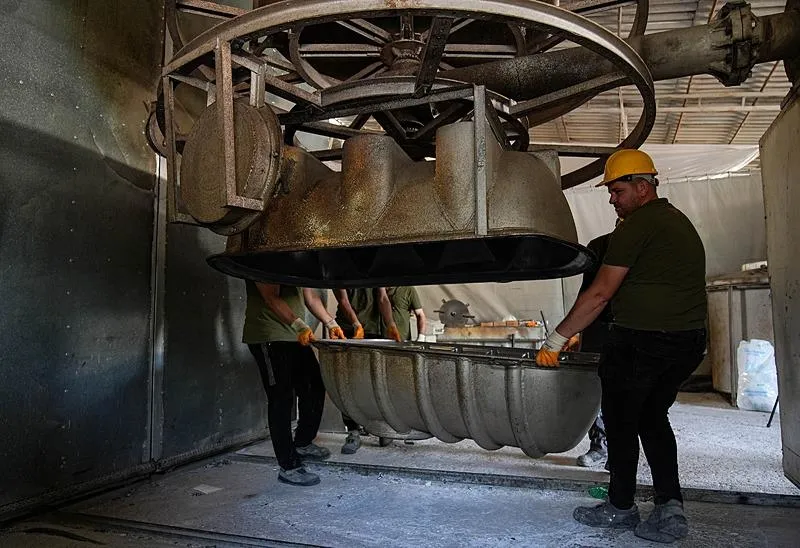 Su kesintileri İzmirlileri su deposu almaya yöneltti. (AA)