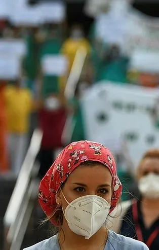 İspanya'da Kovid-19'dan ölenlerin sayısı 26 bini geçti sağlık çalışanları iş bıraktı