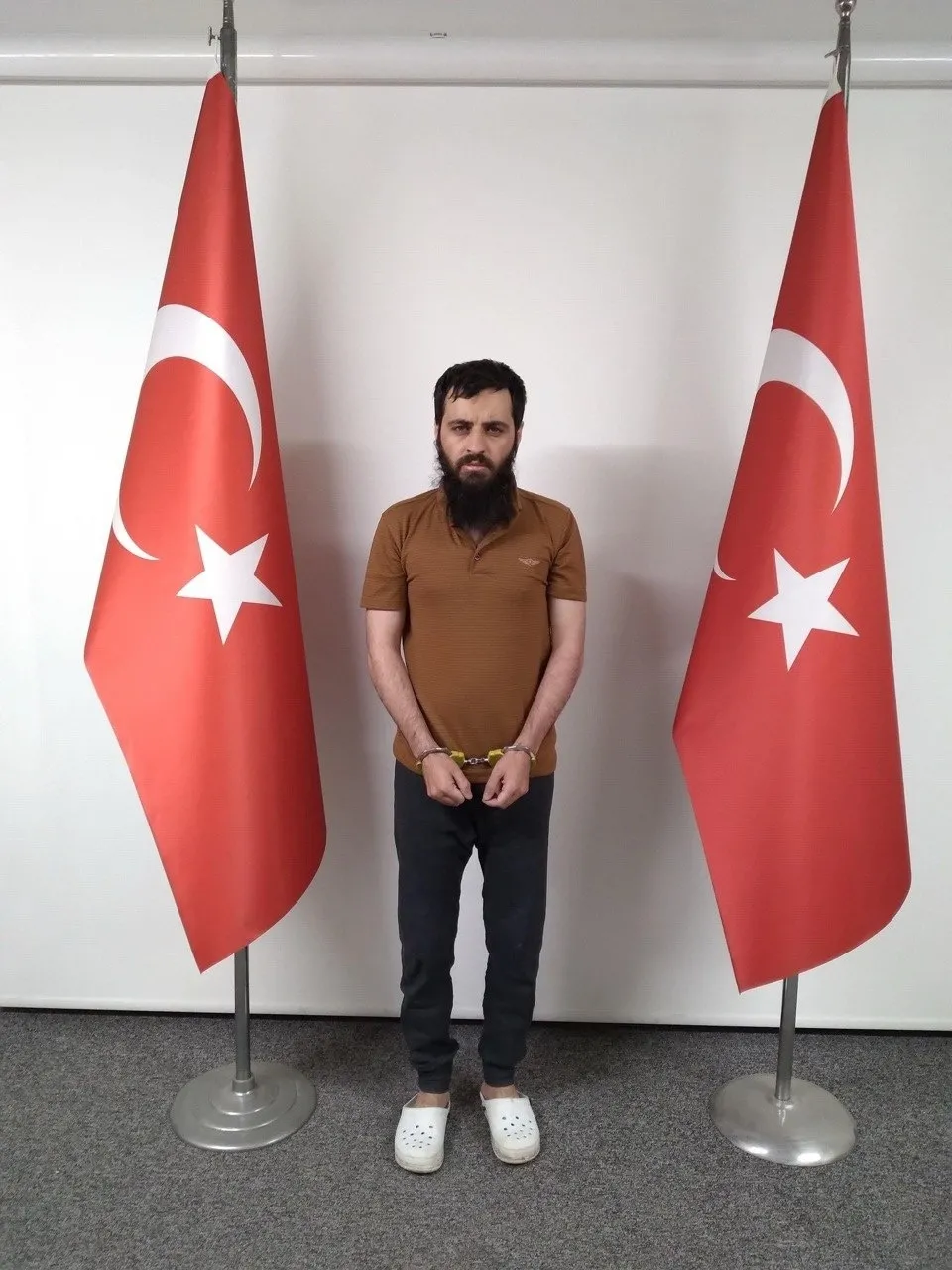 mitten-sinir-otesi-operasyon-kirmizi-bultenle-aranan-10-deasli-terorist-yakalandi-isim-isim-liste-1779520802505.jpg MİT'ten sınır ötesi operasyon: Kırmızı bültenle aranan 10 DEAŞ'lı terörist yakalandı | İsim isim liste-7