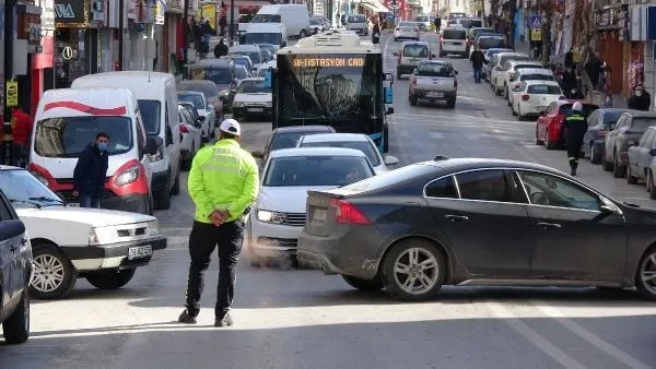 Esnaftan buz sarkıtlarına 'baretli' önlem! Gören şaştı kaldı-5