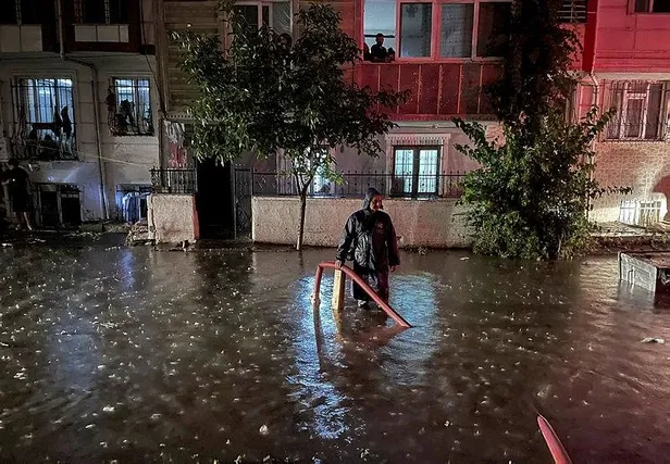 İstanbul ve 6 il için turuncu alarm! Esenyurt'ta kuvvetli yağış sele neden oldu | HAVA DURUMU-4