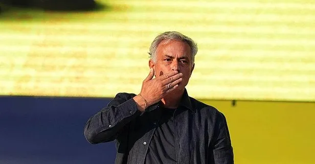 Jose Mourinho’nun imza töreninde ilginç anlar! Fenerbahçeli bir taraftar üstüne koştu | Takvim.com.tr o anları kaydetti