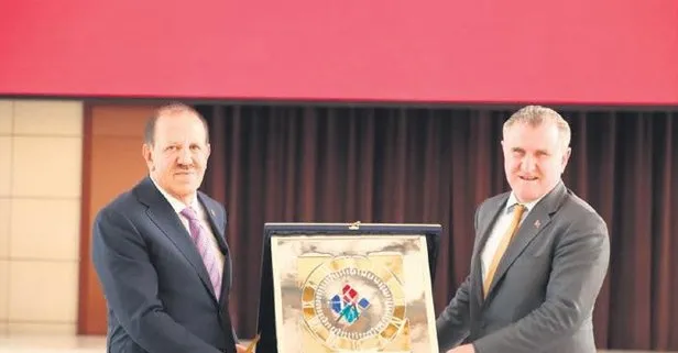 Hasan Kalyoncu Üniversitesi’nde mezuniyet sevinci! Bakan Osman Aşkın Bak’a anlamlı hediye