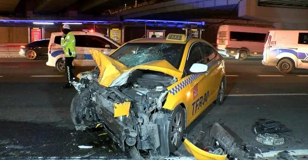 Eyüpsultan’da ticari taksi ile otomobil feci şekilde çarpıştı! 1’i ağır 3 yaralının yardımına sağlık öğrencileri koştu