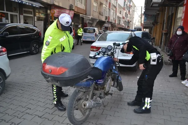 ehliyetsiz-ve-plakasiz-motosiklet-kullanirken-trafik-polisine-yakalanan-surucuye-motosikletin-degeri-kadar-par-1647409282942.jpg Ehliyetsiz ve plakasız motosiklet kullanırken trafik polisine yakalanan sürücüye motosikletin değeri kadar para cezası kesildi: 11 bin 645 lira-5