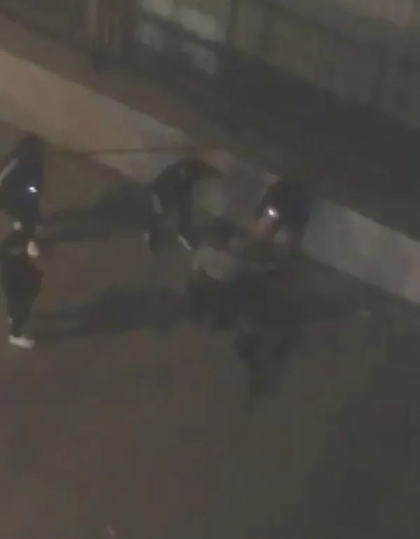 ogrencisine-cinsel-icerikli-video-yolladi-ogretmeni-sokak-ortasinda-dovduler-1652456300616.jpg Öğrencisine cinsel içerikli video yolladı! Öğretmeni sokak ortasında dövdüler-2