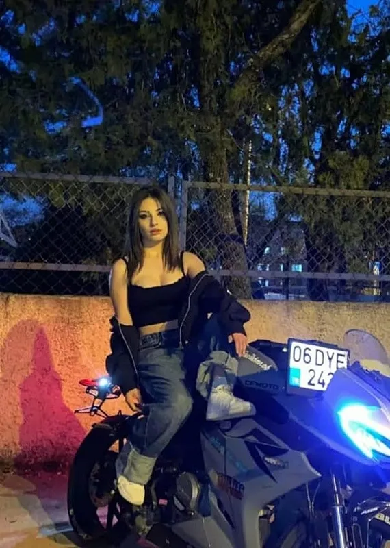 komsu-dehseti-gurultu-bahanesiyle-cocuklara-kursun-yagdirdi-hiranur-simsek-agir-yaralandi-1758550527258.jpeg Hiranur Şimşek (Fotoğraf: İHA)