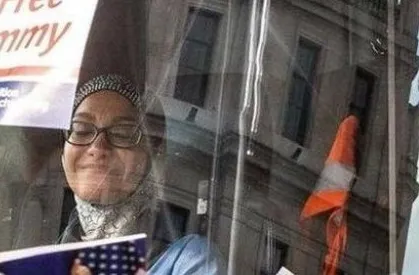 Londra'da skandal! Aşırı sağcılar, başörtülü kadın şoförün otobüsünü kuşattı-2