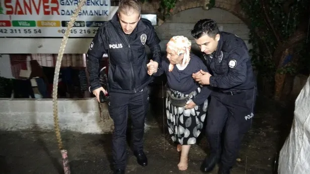 Antalya'da sağanak! Evde mahsur kalan engelli kadını ve yaşlı anneyi polis kurtardı: "Gerekirse seni sırtımda taşır çıkartırım"-5