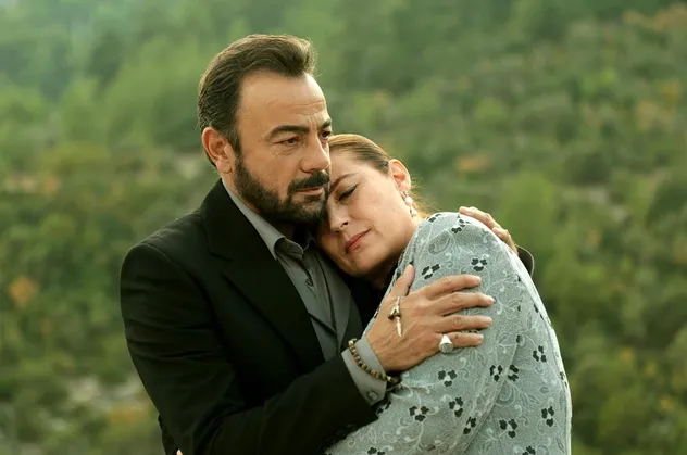 Bir Zamanlar Çukurova 46. son bölüm full tek parça izle: Şermin ve Hatip'i polis bastı!