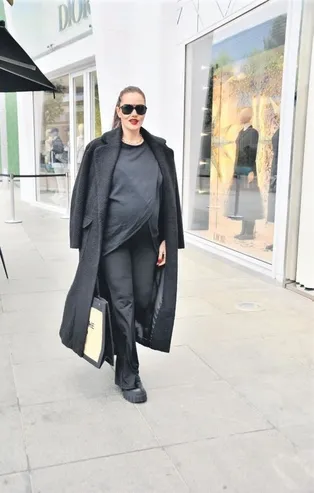 İkinci çocuğuna gün sayan Fahriye Evcen objektiflere takıldı