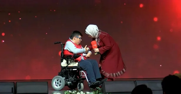 Emine Erdoğan'dan 'Kırmızı Yelek Uluslararası Gönüllülük Ödülleri Töreni'nde önemli açıklamalar