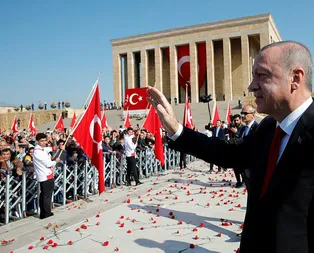 Başkan Erdoğana Anıtkabirde sevgi gösterisi: Türkiye seninle gurur duyuyor