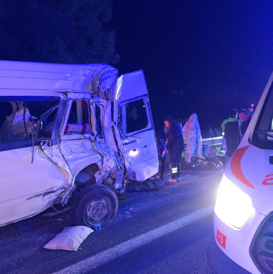 TIR minibüse çarptı