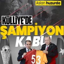 Başkan Erdoğan şampiyon Galatasaray’ı Külliye’de kabul etti! Özbek’ten forma hediyesi