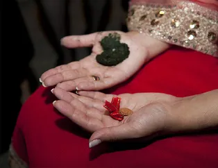 Rüyada kına yakmak ne anlama gelir? Rüyada kına yakmak neye işarettir? Rüyada eline kına yakılmasının anlamı ve yorumu nedir?