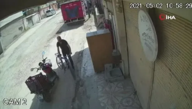 Park halindeki elektrikli bisikletin üzerinde bulunan cep telefonunu 3 saniyede çalan hırsız kamerada