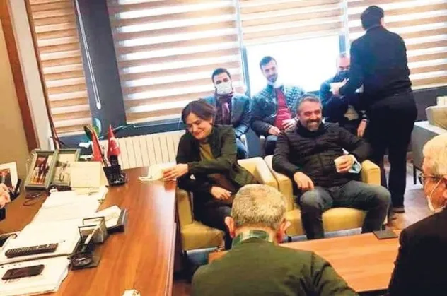 Tugay Adak'ın taziyesi için Kocaeli'ye giden CHP'li Canan Kaftancıoğlu kahkaha atarak poz verdi! Görüntülere tepki yağdı