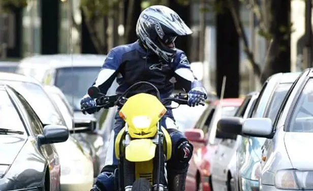 Bunu yapmadan trafiğe çıkanlar çıra gibi yanar: Motosiklet sürücülerine zorunlu oldu-4