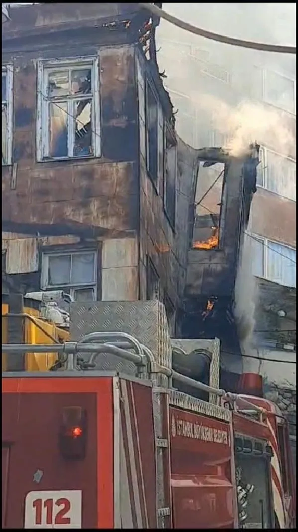 Beyoğlu'nda yangın çıkan metruk bina kısmen çöktü-1
