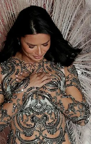 Adriana Lima Kovid-19 ile ilgili iddialara son noktayı koydu: Liderler adım adım izleniyor