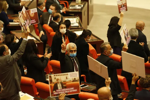 son-dakika-hdpnin-kapatilmasi-davasi-aym-anayasa-mahkemesi-baskani-zuhtu-arslan-raportor-gorevlendirdi-1616138135980.jpg SON DAKİKA: HDP'nin kapatılması davası! AYM (Anayasa Mahkemesi) Başkanı Zühtü Arslan raportör görevlendirdi-4