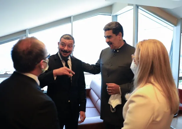 venezuela-devlet-baskani-maduro-kurulus-osman-dizisinin-oyunculari-ve-yapimcisi-mehmet-bozdag-ile-bir-araya-ge-1654741950260.jpg Venezuela Devlet Başkanı Maduro Kuruluş Osman Dizisinin oyuncuları ve yapımcısı Mehmet Bozdağ ile bir araya geldi-4