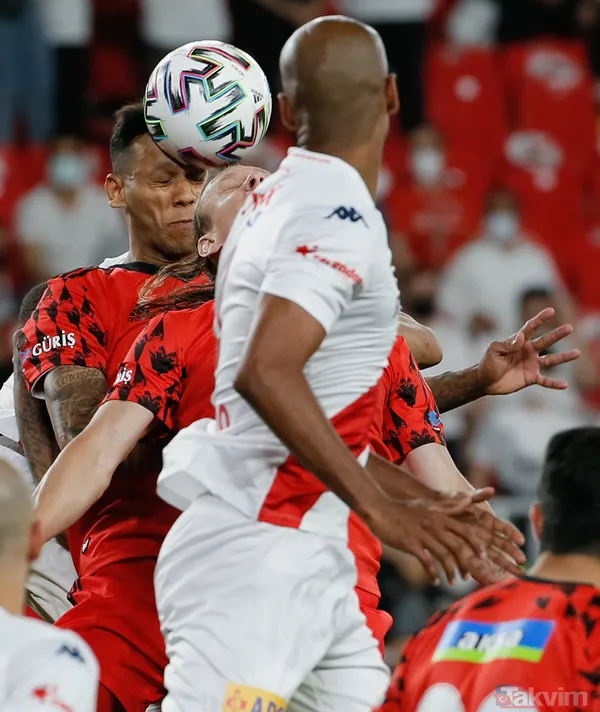 Ziraat Türkiye Kupası'nı kazanan Beşiktaş kupayı kaldırdı! İşte kutlamalardan kareler... - 42