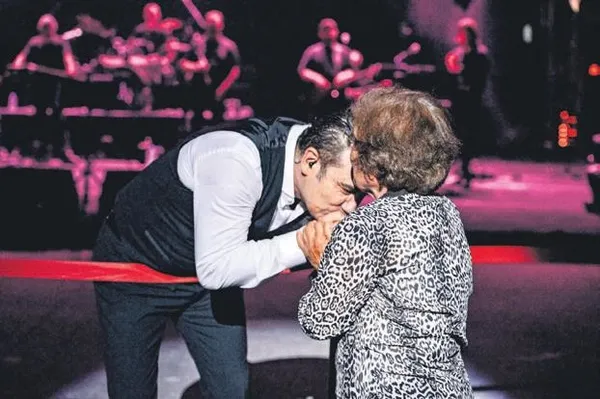 yildiz-tilbe-sahnede-oyle-bir-sey-yapti-ki-hayranlari-alkis-yagmuruna-tuttu-1692050686448.jpeg Yıldız Tilbe sahnede öyle bir şey yaptı ki! Hayranları alkış yağmuruna tuttu-4