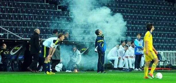 Stad dışından sahaya havai fişek