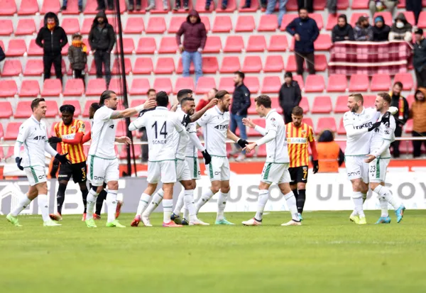 konyaspor-kayserispor-karsisinda-gol-duellosunu-kazandi-1647176075721.jpg