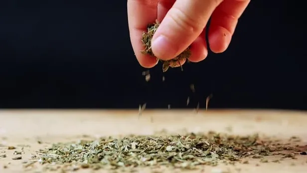 1-cay-kasigi-bile-sizi-depresyondan-kurtaracak-beyne-direkt-etki-etmesi-icin-sute-karistirip-icin-1699562259189.jpg Beyne direkt etki etmesi için sütle karıştırın! 1 çay kaşığı bile sizi panik ataktan kurtaracak!-7