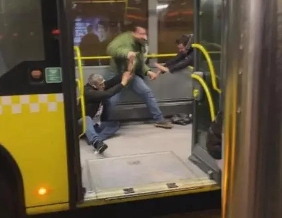 Metrobüste dehşet anları! Bıçakla saldırdı